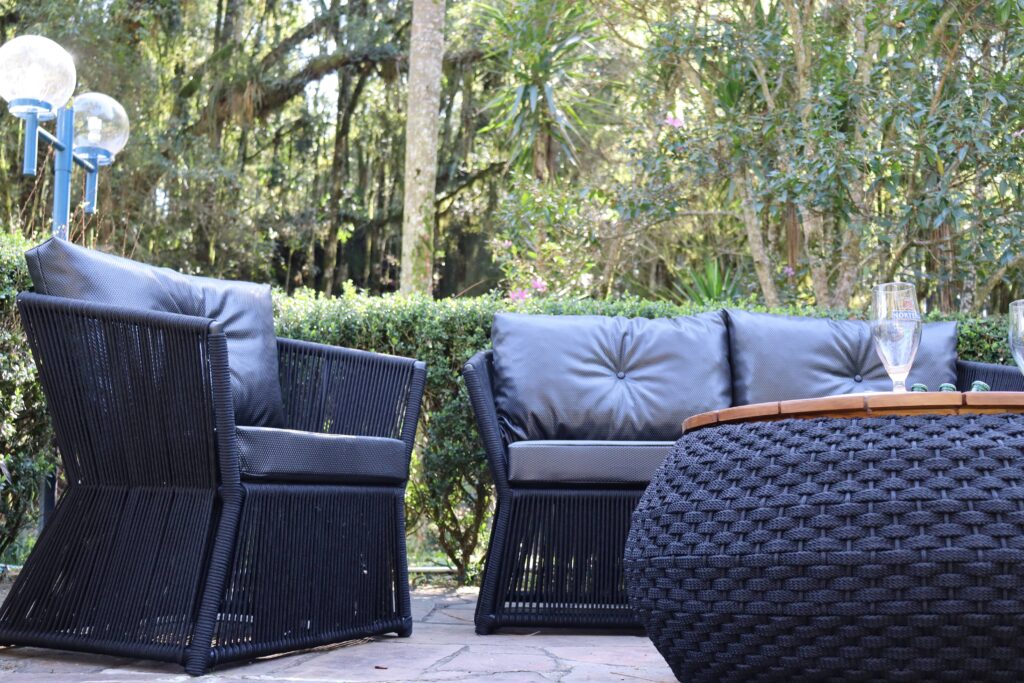 Móveis com corda náutica, conjunto de sofá e poltronas + champanheira.