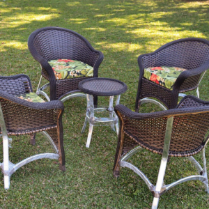 Poltronas e Mesa de Centro com Design Moderno e Praticidade