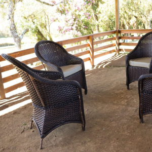 Poltrona de Fibra Sintética: Design Moderno e Fácil Manutenção.