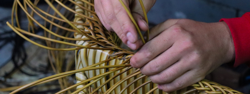 Produção artesanal de móveis com fibra sintética feita à mão.