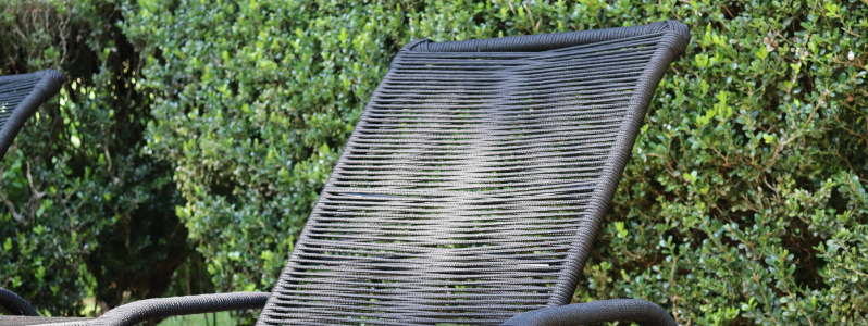 Cadeira em corda náutica exposta ao sol.