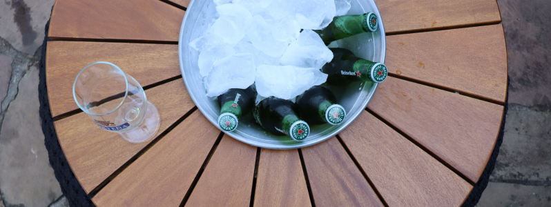 Mesa com champanheira embutida